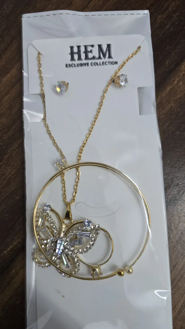 Gold_Alloy_Premium_And_Elegant_Necklace_With_Nose_Ring_Set_For_Women