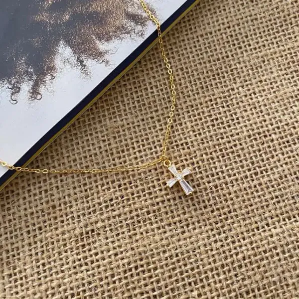 Dainty_Cross_Pendant_Necklace