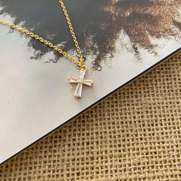 Dainty_Cross_Pendant_Necklace