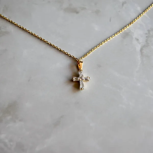 Dainty_Cross_Pendant_Necklace