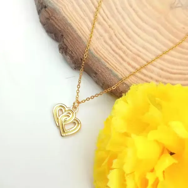 Elegant_Golden_Heart_Chain_Pendant