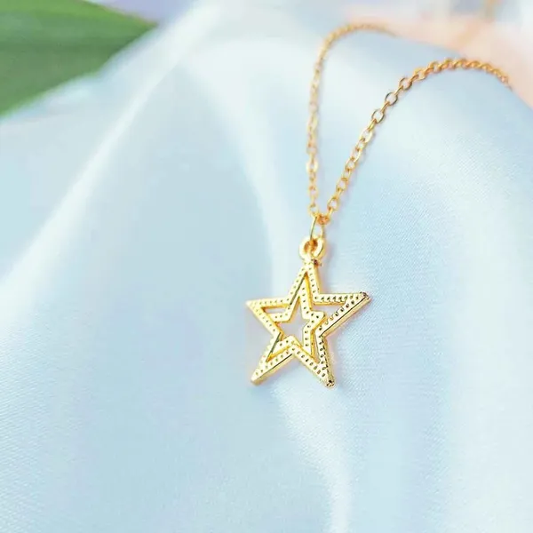 Elegant_Golden_Star_Chain_Pendant
