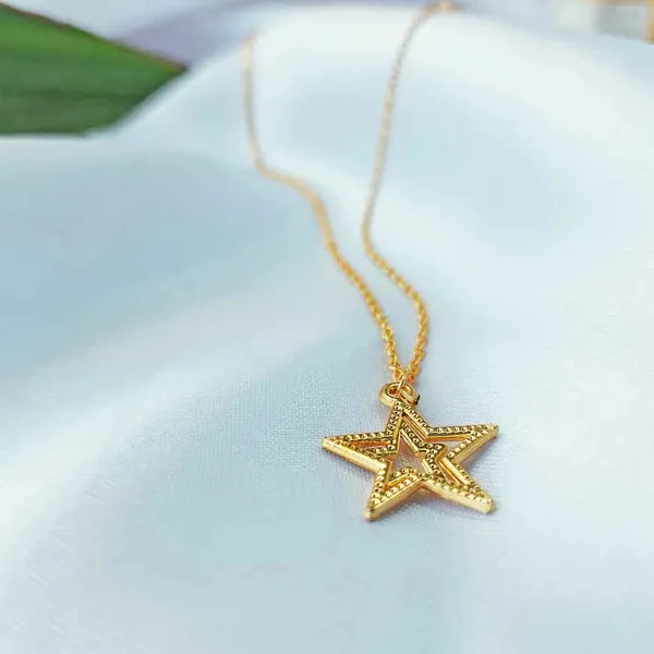 Elegant_Golden_Star_Chain_Pendant