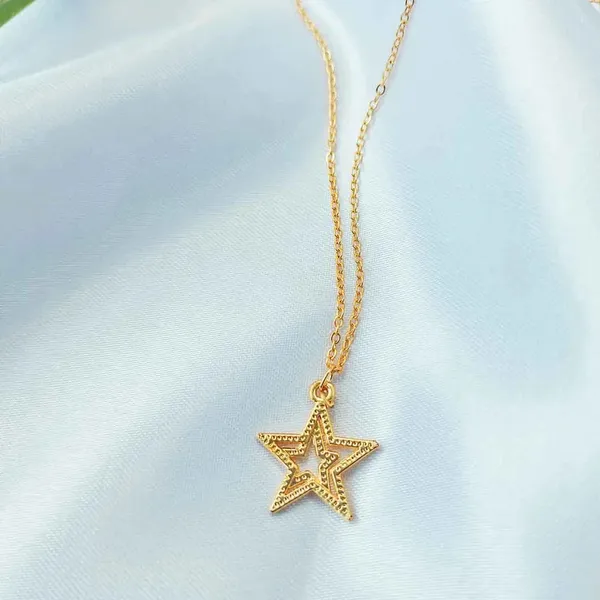 Elegant_Golden_Star_Chain_Pendant