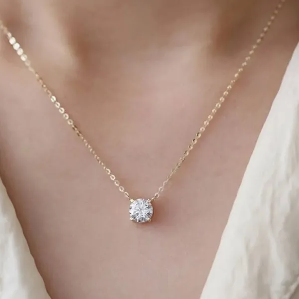 Elegant_Round_Cut_Diamond_Pendant_Necklace