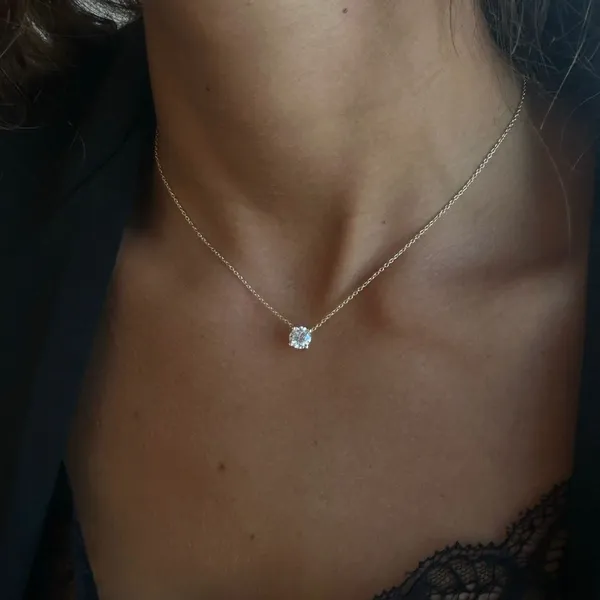 Elegant_Round_Cut_Diamond_Pendant_Necklace