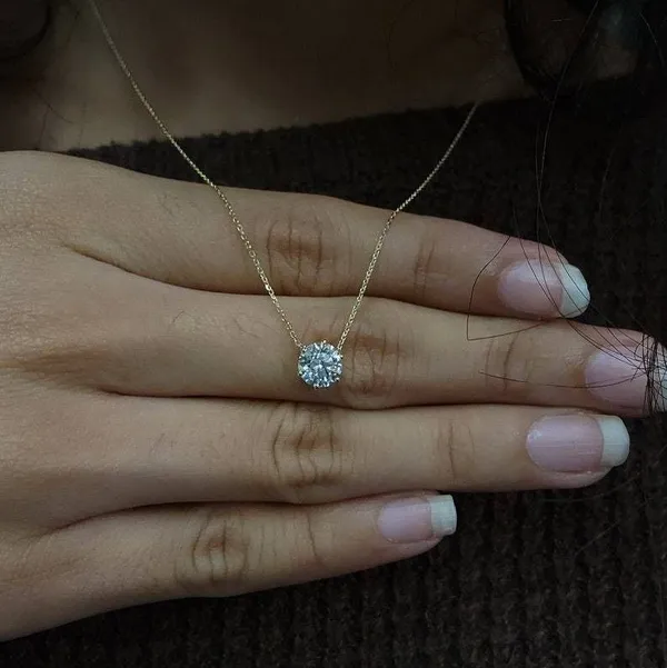 Elegant_Round_Cut_Diamond_Pendant_Necklace