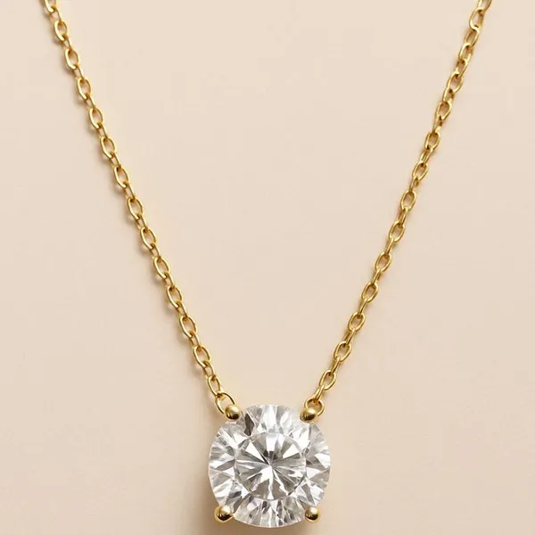 Elegant_Round_Cut_Diamond_Pendant_Necklace