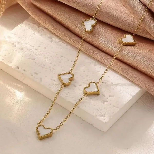 Golden_Chain_Black_Heart_White_Heart_Pendant_Necklaces_White