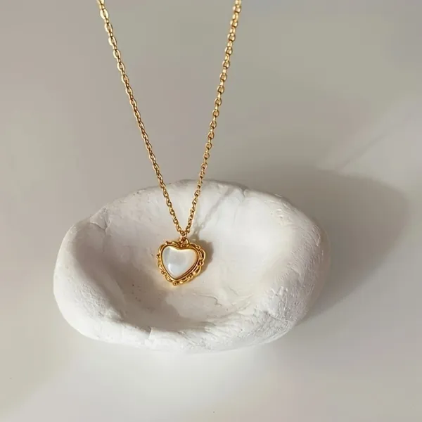 Vintage_Retro_Charm_Heart_Necklace