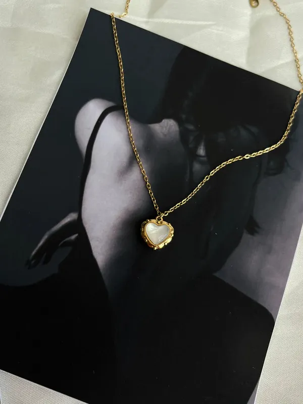 Vintage_Retro_Charm_Heart_Necklace