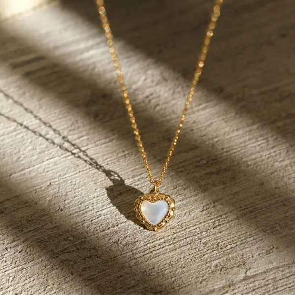 Vintage_Retro_Charm_Heart_Necklace