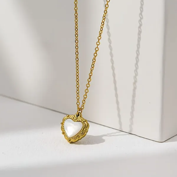 Vintage_Retro_Charm_Heart_Necklace