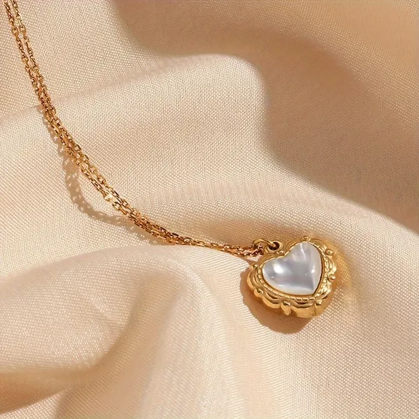 Vintage_Retro_Charm_Heart_Necklace