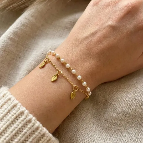 White_Pearls_Bracelet_With_Little_Leaf_Charm