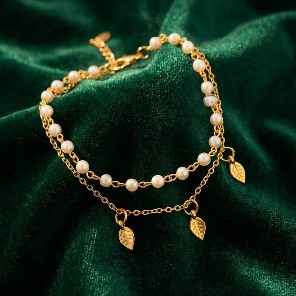 White_Pearls_Bracelet_With_Little_Leaf_Charm