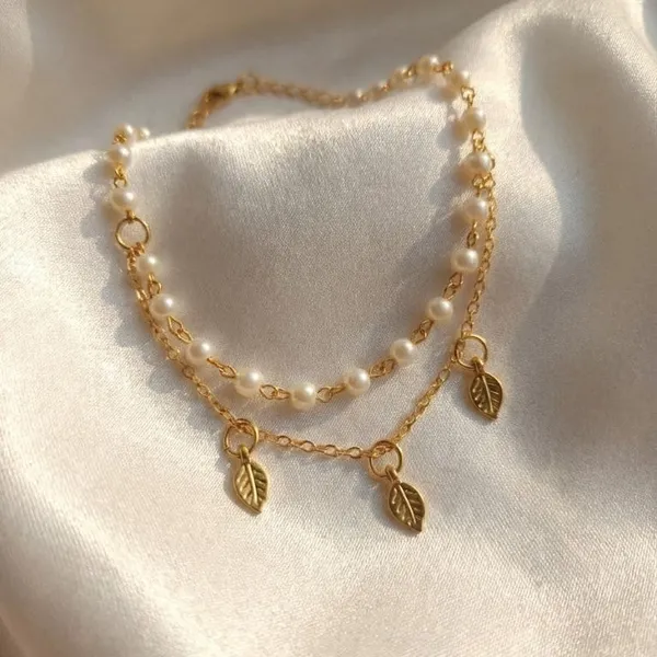White_Pearls_Bracelet_With_Little_Leaf_Charm