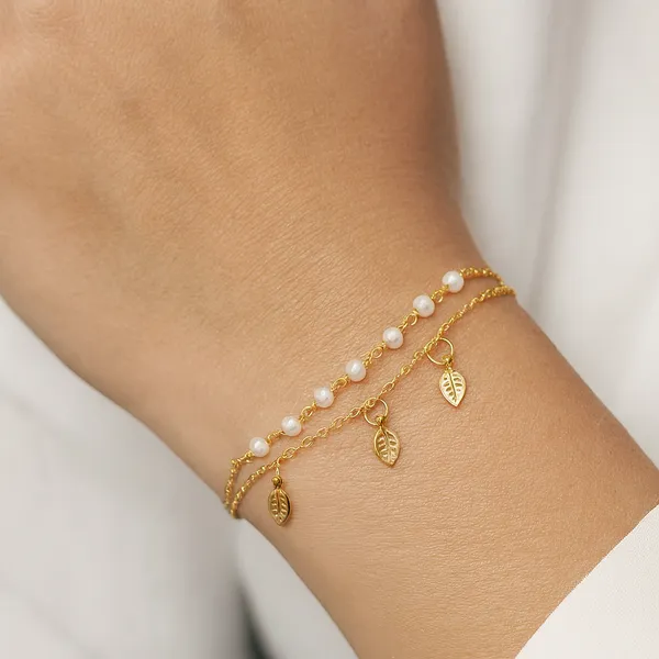White_Pearls_Bracelet_With_Little_Leaf_Charm