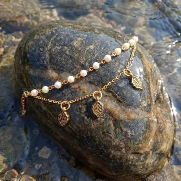 White_Pearls_Bracelet_With_Charm_Big_Leaf