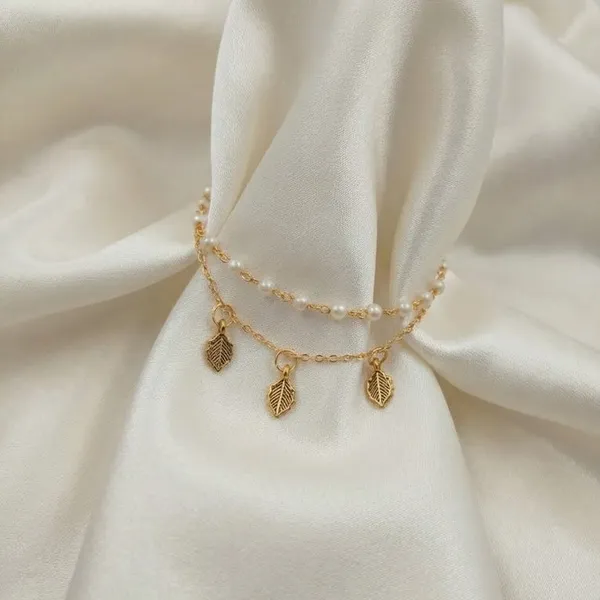 White_Pearls_Bracelet_With_Charm_Big_Leaf