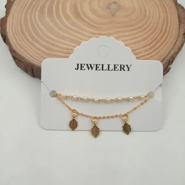 White_Pearls_Bracelet_With_Charm_Big_Leaf