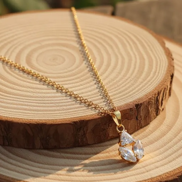 Elegant_3_Stone_Pendant_Necklace