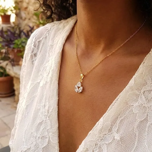 Elegant_3_Stone_Pendant_Necklace