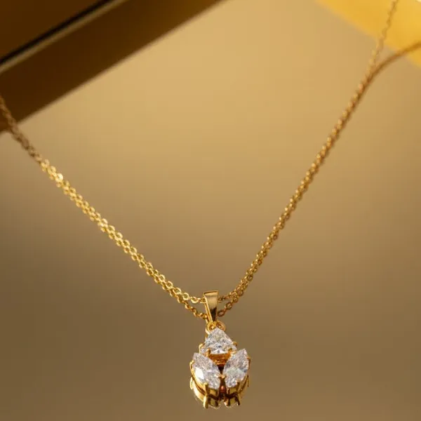 Elegant_3_Stone_Pendant_Necklace