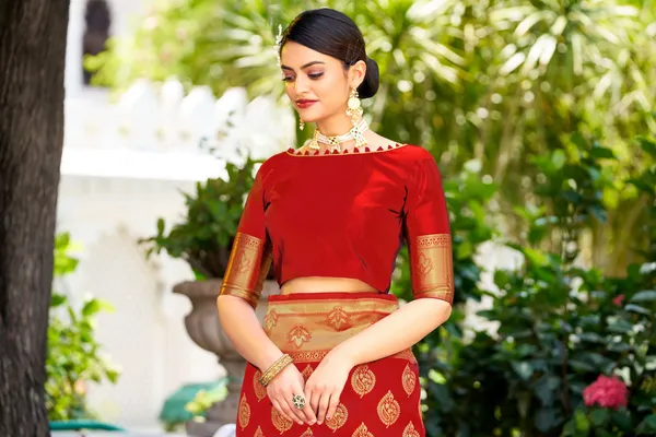 Sariya_Red_Banarasi_Jacquard_Woven_Silk_Blend_Saree_For_Women_|_With_Blouse_Piece