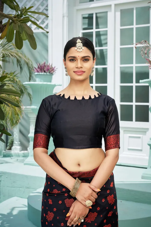 Sariya_Black_Banarasi_Jacquard_Woven_Motif_Silk_Blend_Saree_For_Women_|_With_Blouse_Piece