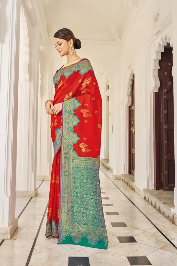 Red_Green_Silk_Blend_Jacquard_Banarasi_Contrast_Pallu_Saree_For_Women_|_With_Blouse_Piece