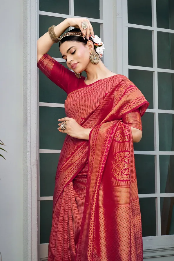 Sariya_Pink_Banarasi_Jacquard_Woven_Floral_Motif_Silk_Blend_Saree_For_Women_|_With_Blouse_Piece