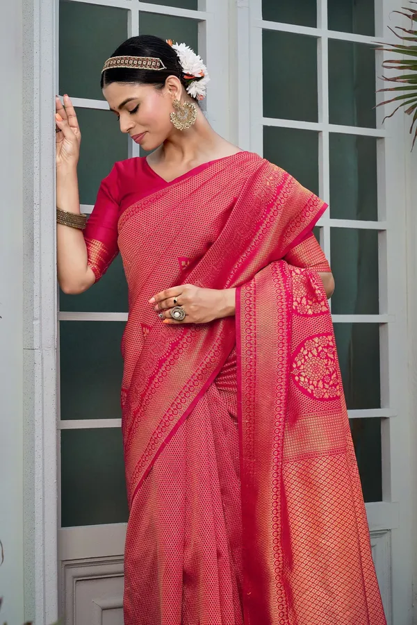 Sariya_Pink_Banarasi_Jacquard_Woven_Floral_Motif_Silk_Blend_Saree_For_Women_|_With_Blouse_Piece