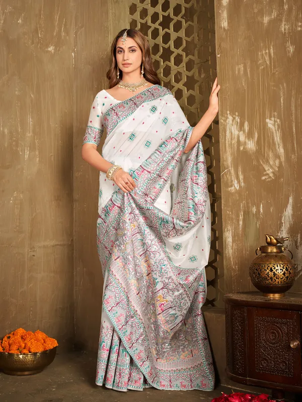 White_Banarasi_Silk_Blend_Jacquard_Woven_Saree_For_Women_|_With_Blouse_Piece