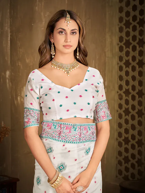 White_Banarasi_Silk_Blend_Jacquard_Woven_Saree_For_Women_|_With_Blouse_Piece