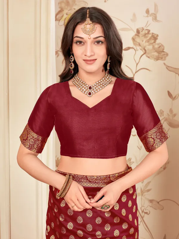 Maroon_Kanjivaram_Silk_Blend_Woven_Saree_For_Women_|_With_Blouse_Piece