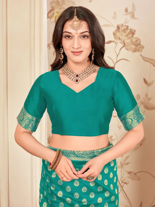 Light_Green_Kanjivaram_Silk_Blend_Woven_Saree_For_Women_|_With_Blouse_Piece