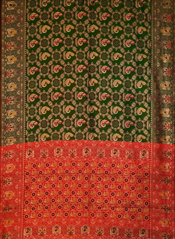 Green_Banarasi_Silk_Blend_Jacquard_Peacock_Motif_Woven_Saree_For_Women_|_With_Blouse_Piece