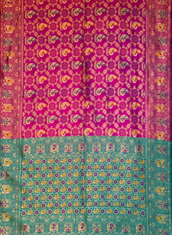 Sariya_Magenta_Banarasi_Silk_Blend_Jacquard_Peacock_Motif_Saree_For_Women_|_With_Blouse_Piece