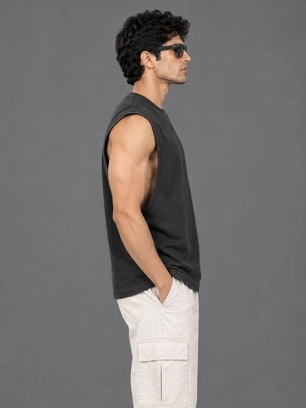 SLEEVELESS_T_SHIRT_