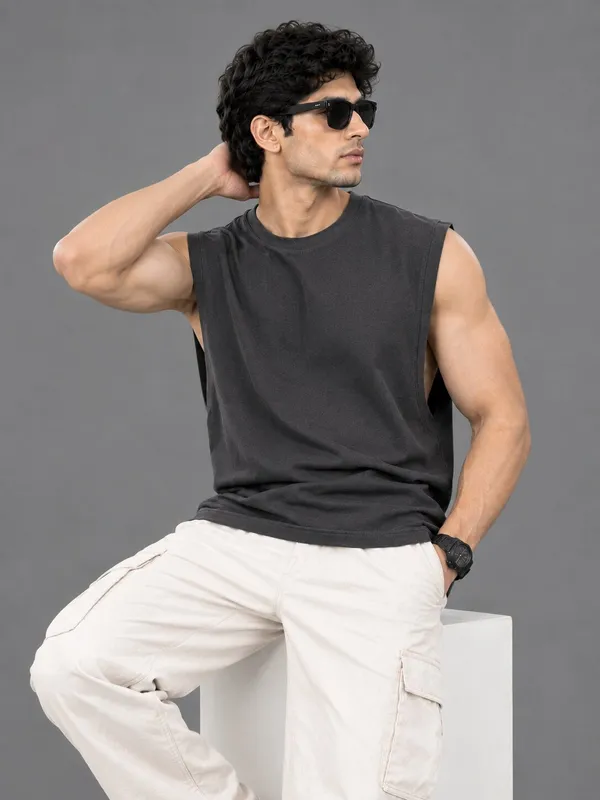 SLEEVELESS_T_SHIRT_