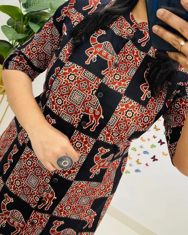 Women_Black_Ethnic_Printed_Kurta_With_Elephant_Motifs