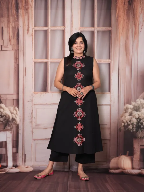 Black_Embroidered_Sleeveless_Kurti_With_Floral_Motifs