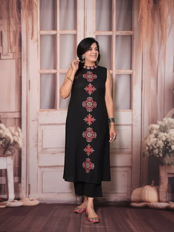 Black_Embroidered_Sleeveless_Kurti_With_Floral_Motifs