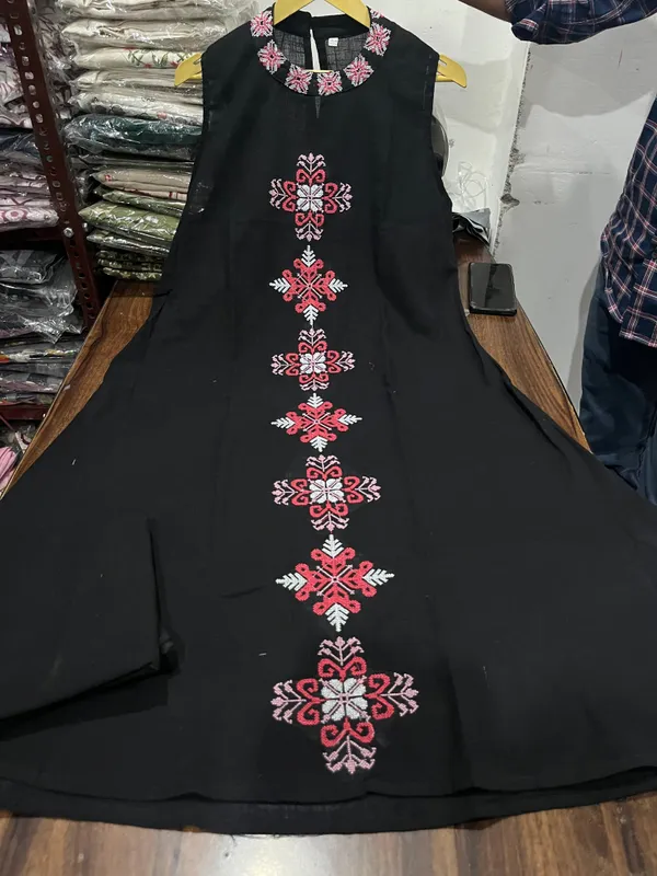 Black_Embroidered_Sleeveless_Kurti_With_Floral_Motifs