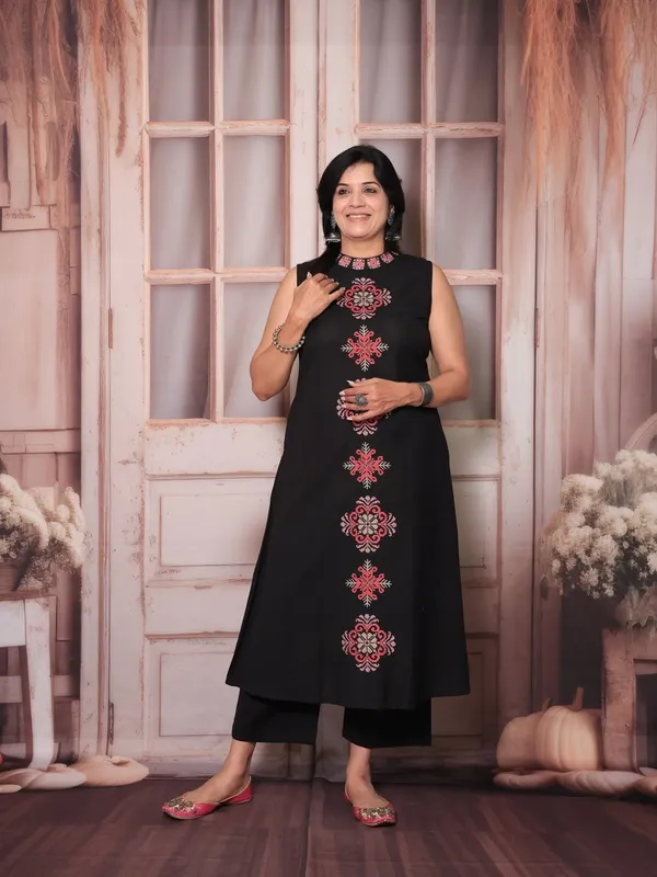 Black_Embroidered_Sleeveless_Kurti_With_Floral_Motifs