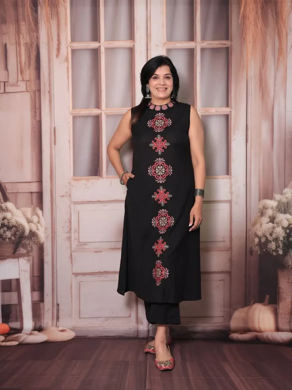 Black_Embroidered_Sleeveless_Kurti_With_Floral_Motifs