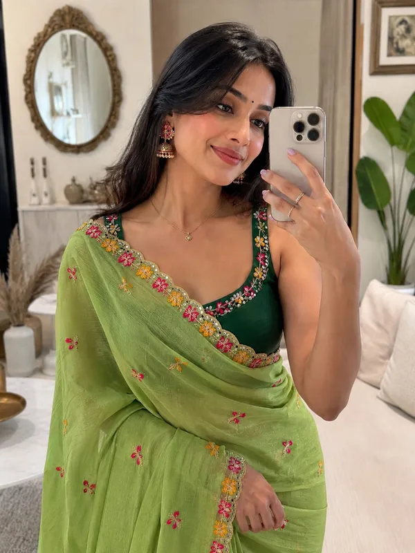 Green_Crunchy_Chiffon_Saree_With_Unstitched_Blouse_Piece_For_Women