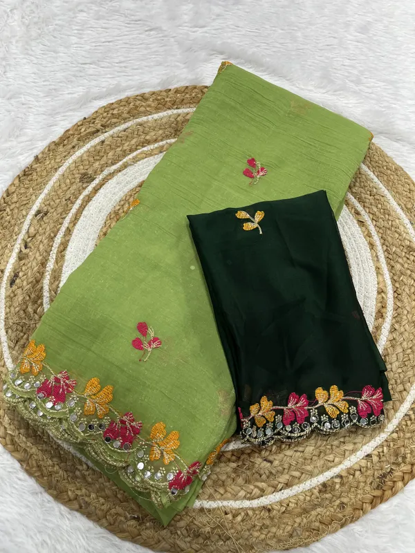Green_Crunchy_Chiffon_Saree_With_Unstitched_Blouse_Piece_For_Women
