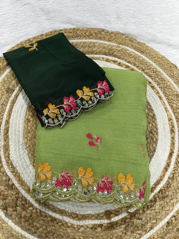 Green_Crunchy_Chiffon_Saree_With_Unstitched_Blouse_Piece_For_Women